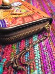 画像4: モン族刺繍 パッチワーク 二つ折り レザー財布 (4)